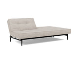 Splitback Styletto Black Wood sovesofa i 471 Yuveno Sand, med den ene ryghalvdel lagt ned