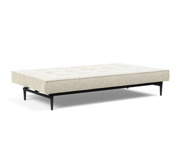 Splitback Styletto Black Wood sovesofa i 357 Taura Off White, slået ud til seng
