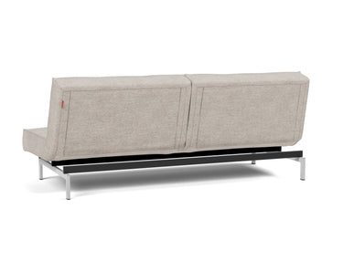 Splitback Chrome sovesofa i 471 Yuveno Sand, set skråt bagfra