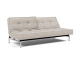 Splitback Chrome sovesofa i 471 Yuveno Sand, med den ene ryghalvdel lænet tilbage