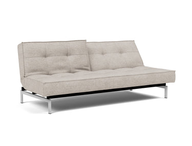 Splitback Chrome sovesofa i 471 Yuveno Sand, med den ene ryghalvdel lænet tilbage