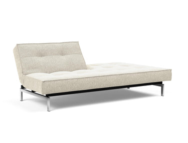 Splitback Chrome sovesofa i 357 Taura Off White, med den ene ryghalvdel lagt ned