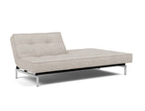 Splitback Chrome sovesofa i 471 Yuveno Sand, med den ene ryghalvdel lagt ned