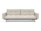 Splitback Styletto Light Wood sovesofa med armlæn i 280 Avella Sand, set forfra