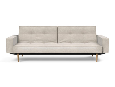 Splitback Styletto Light Wood sovesofa med armlæn i 280 Avella Sand, set forfra