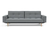 Splitback Styletto Light Wood sovesofa med armlæn i 320 Corocco Shadow Grey, set forfra