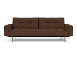 Splitback Styletto Light Wood sovesofa med armlæn i 359 Taura Cappuccino, set forfra