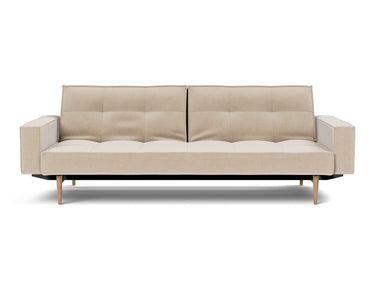 Splitback Styletto Light Wood sovesofa med armlæn i 410 Esina Almond, set forfra