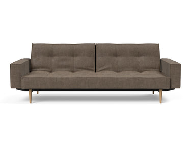 Splitback Styletto Light Wood sovesofa med armlæn i 411 Esina Cedar Brown, set forfra