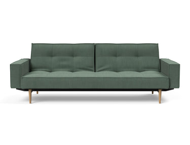 Splitback Styletto Light Wood sovesofa med armlæn i 518 Elegance Green, set forfra