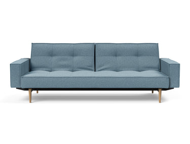Splitback Styletto Light Wood sovesofa med armlæn i 525 Mixed Dance Light Blue, set forfra
