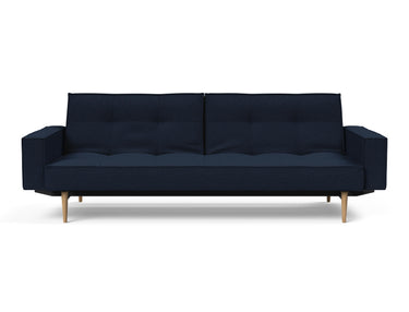 Splitback Styletto Light Wood sovesofa med armlæn i 528 Mixed Dance Blue, set forfra