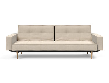 Splitback Styletto Light Wood sovesofa med armlæn i 586 Phobos Latte, set forfra