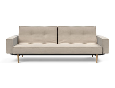 Splitback Styletto Light Wood sovesofa med armlæn i 612 Blida Sand Grey, set forfra
