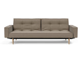 Splitback Styletto Light Wood sovesofa med armlæn i 850 Mahoga Caramel, set forfra
