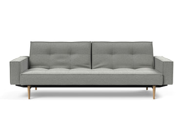 Splitback Styletto Light Wood sovesofa med armlæn i 853 Mahoga Dove Grey, set forfra