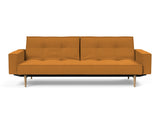 Splitback Styletto Light Wood sovesofa med armlæn i 893 Mozart Masala, set forfra