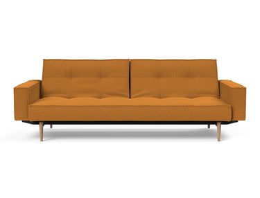 Splitback Styletto Light Wood sovesofa med armlæn i 893 Mozart Masala, set forfra