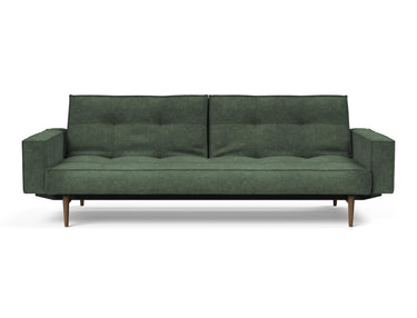 Splitback Styletto Dark Wood sovesofa med armlæn i 281 Avella Pine Green, set forfra