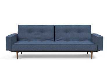 Splitback Styletto Dark Wood sovesofa med armlæn i 302 Weda Blue, set forfra