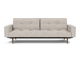 Splitback Styletto Dark Wood sovesofa med armlæn i 471 Yuveno Sand, set forfra