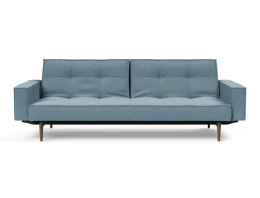 Splitback Styletto Dark Wood sovesofa med armlæn i 525 Mixed Dance Light Blue, set forfra