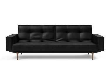 Splitback Styletto Dark Wood sovesofa med armlæn i 550 Faunal Black, set forfra