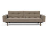 Splitback Styletto Dark Wood sovesofa med armlæn i 850 Mahoga Caramel, set forfra