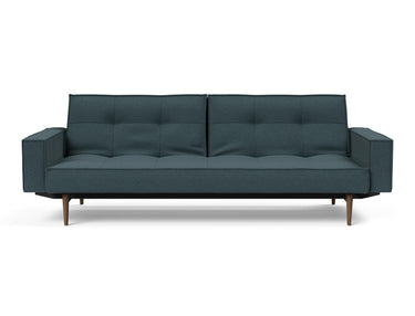 Splitback Styletto Dark Wood sovesofa med armlæn i 851 Mahoga Dark Blue, set forfra