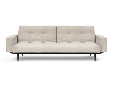 Splitback Styletto Black Wood sovesofa med armlæn i 280 Avella Sand, set forfra