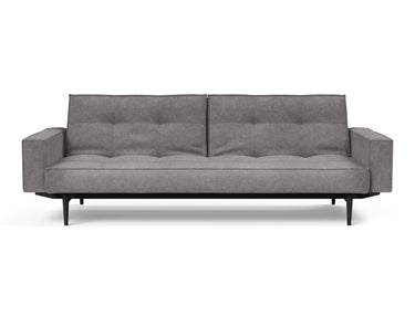 Splitback Styletto Black Wood sovesofa med armlæn i 282 Avella Warm Grey, set forfra