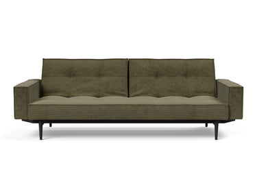 Splitback Styletto Black Wood sovesofa med armlæn i 316 Cordufine Pine Green, set forfra