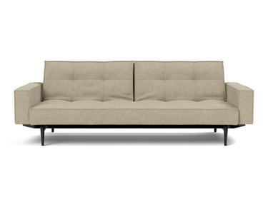 Splitback Styletto Black Wood sovesofa med armlæn i 356 Taura Sand, set forfra