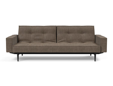 Splitback Styletto Black Wood sovesofa med armlæn i 411 Esina Cedar Brown, set forfra