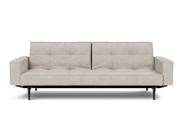 Splitback Styletto Black Wood sovesofa med armlæn i 471 Yuveno Sand, set forfra