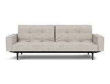 Splitback Styletto Black Wood sovesofa med armlæn i 471 Yuveno Sand, set forfra