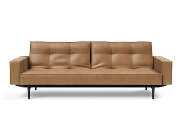 Splitback Styletto Black Wood sovesofa med armlæn i 551 Faunal Brown, set forfra