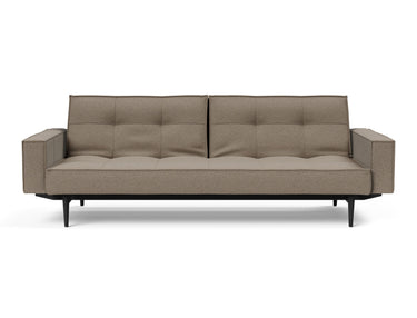Splitback Styletto Black Wood sovesofa med armlæn i 850 Mahoga Caramel, set forfra