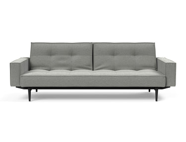 Splitback Styletto Black Wood sovesofa med armlæn i 853 Mahoga Dove Grey, set forfra