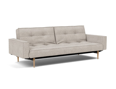 Splitback Styletto Light Wood sovesofa med armlæn i 471 Yuveno Sand, set skråt forfra