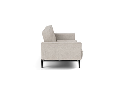 Splitback Styletto Black Wood sovesofa med armlæn i 471 Yuveno Sand, set fra siden