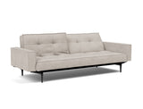 Splitback Styletto Black Wood sovesofa med armlæn i 471 Yuveno Sand, med den ene ryghalvdel lænet tilbage