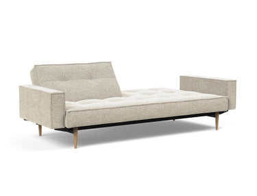 Splitback Styletto Light Wood sovesofa med armlæn i 357 Taura Off White, med den ene ryghalvdel lagt ned