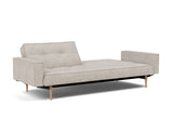 Splitback Styletto Light Wood sovesofa med armlæn i 471 Yuveno Sand, med den ene ryghalvdel lagt ned