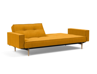 Splitback Styletto Light Wood sovesofa med armlæn i 507 Elegance Burned Curry, med den ene ryghalvdel lagt ned