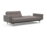 Splitback Styletto Light Wood sovesofa med armlæn i 521 Mixed Dance Grey, med den ene ryghalvdel lagt ned