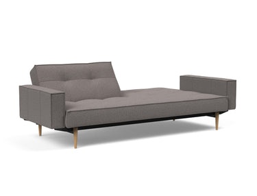 Splitback Styletto Light Wood sovesofa med armlæn i 521 Mixed Dance Grey, med den ene ryghalvdel lagt ned