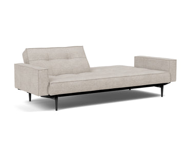 Splitback Styletto Black Wood sovesofa med armlæn i 471 Yuveno Sand, med den ene ryghalvdel lagt ned
