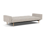 Splitback Styletto Light Wood sovesofa med armlæn i 471 Yuveno Sand, slået ud til seng