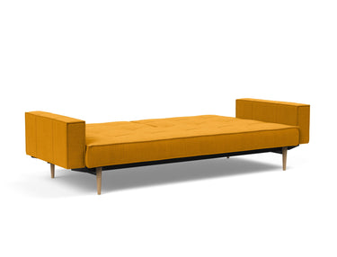 Splitback Styletto Light Wood sovesofa med armlæn i 507 Elegance Burned Curry, slået ud til seng